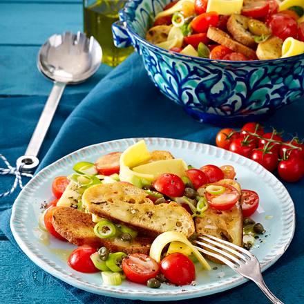 Brotsalat mit Tomaten, Käsestreifen, Kapern und Lauchzwiebelringen Rezept Brotsalat mit Tomaten, Käsestreifen, Kapern und Lauchzwiebelringen Rezept