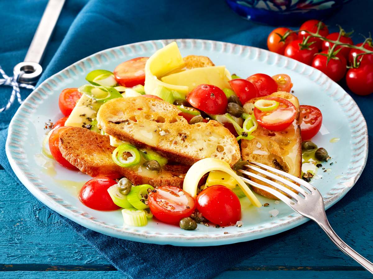 Brotsalat mit Tomaten und Käsestreifen Rezept