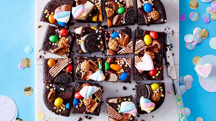 Süßigkeiten-Torte: Brownie Candy Konfetti - Foto: House of Food / Bauer Food Experts KG
