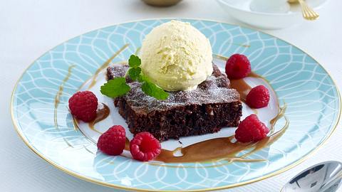 Brownie mit Kakaokeksen, Banane und Vanilleeis Rezept - Foto: House of Food / Bauer Food Experts KG