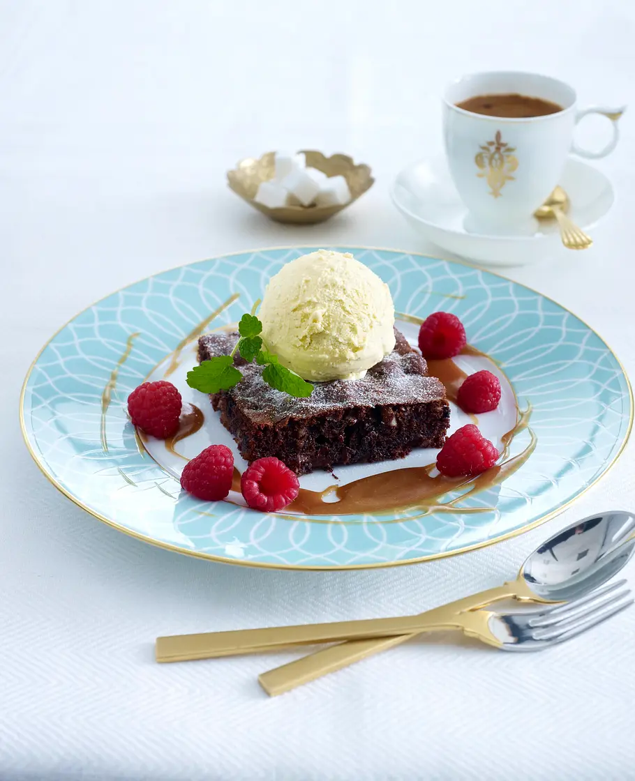 Brownie mit Kakaokeksen, Banane und Vanilleeis Rezept Brownie mit Kakaokeksen, Banane und Vanilleeis Rezept