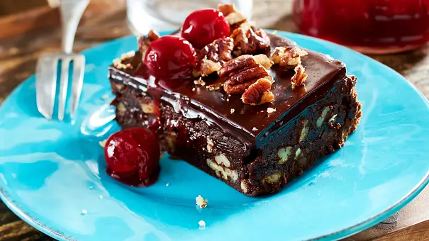 Brownie mit Pecannüssen und Kirschen Rezept - Foto: LECKER @ Bauer Media Group