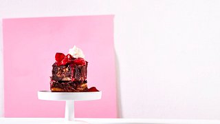 Brownie-Motiv mit Rhabarber-Kontur Rezept - Foto: House of Food / Bauer Food Experts KG