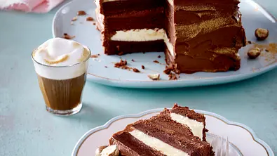 Brownie-Torte mit goldenen Schokokugeln Rezept - Foto: LECKER @ Bauer Media Group