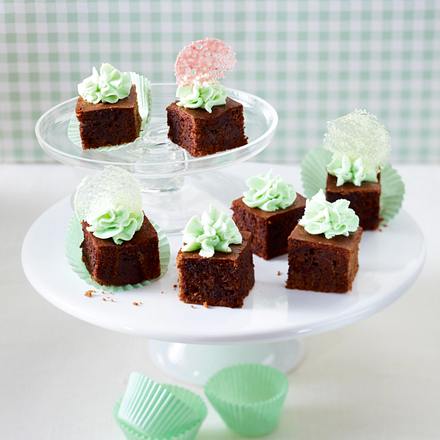 Brownie-Würfel mit Minz-Frischkäsecreme und Bonbon-Chips Rezept