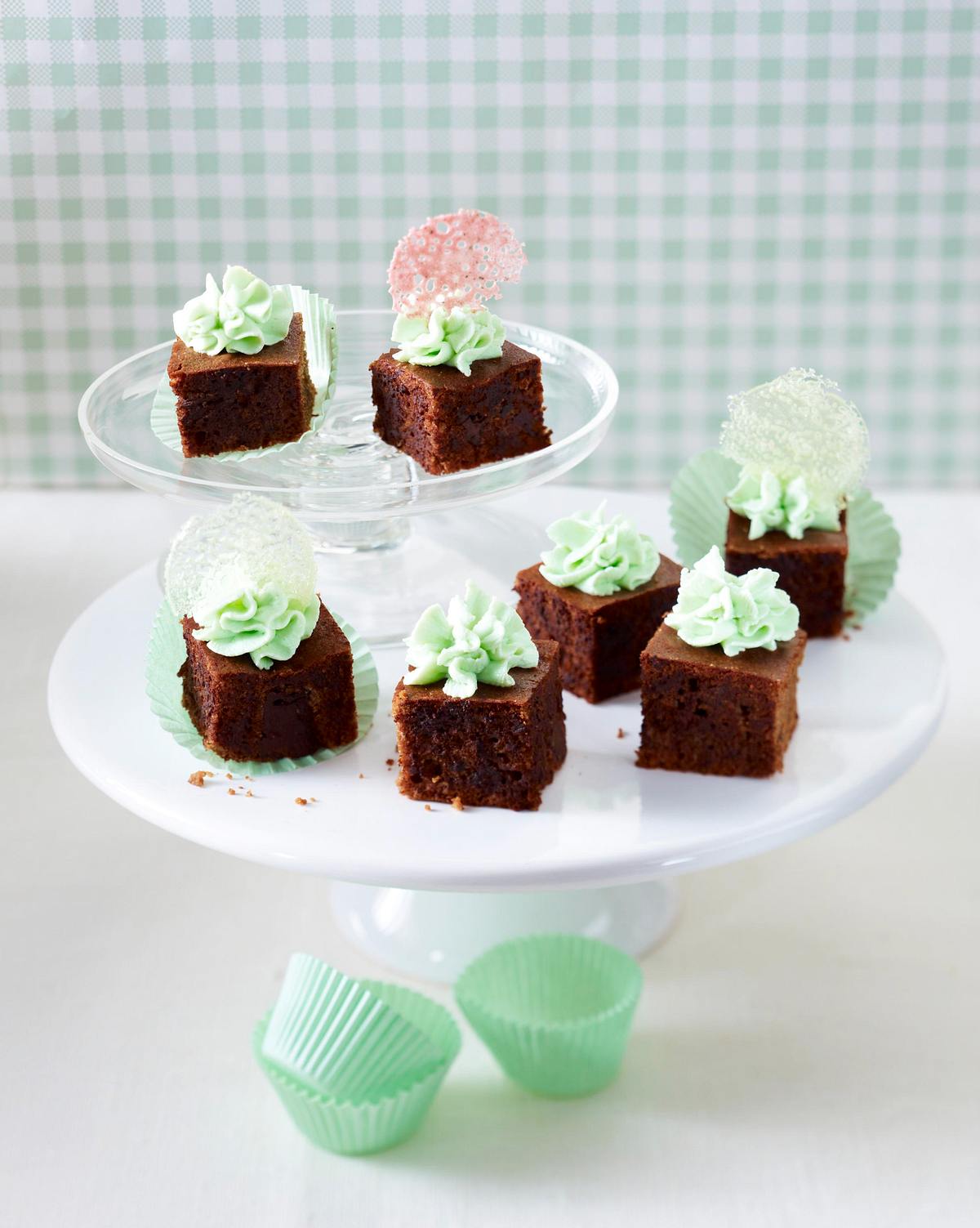 Brownie-Würfel mit Minz-Frischkäsecreme und Bonbon-Chips Rezept