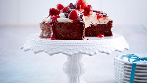 Brownietorte mit Mascarpone und Erdbeercoulis Rezept - Foto: House of Food / Bauer Food Experts KG
