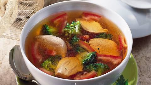 Brühe mit Hähnchen und Broccoli Rezept - Foto: Maass