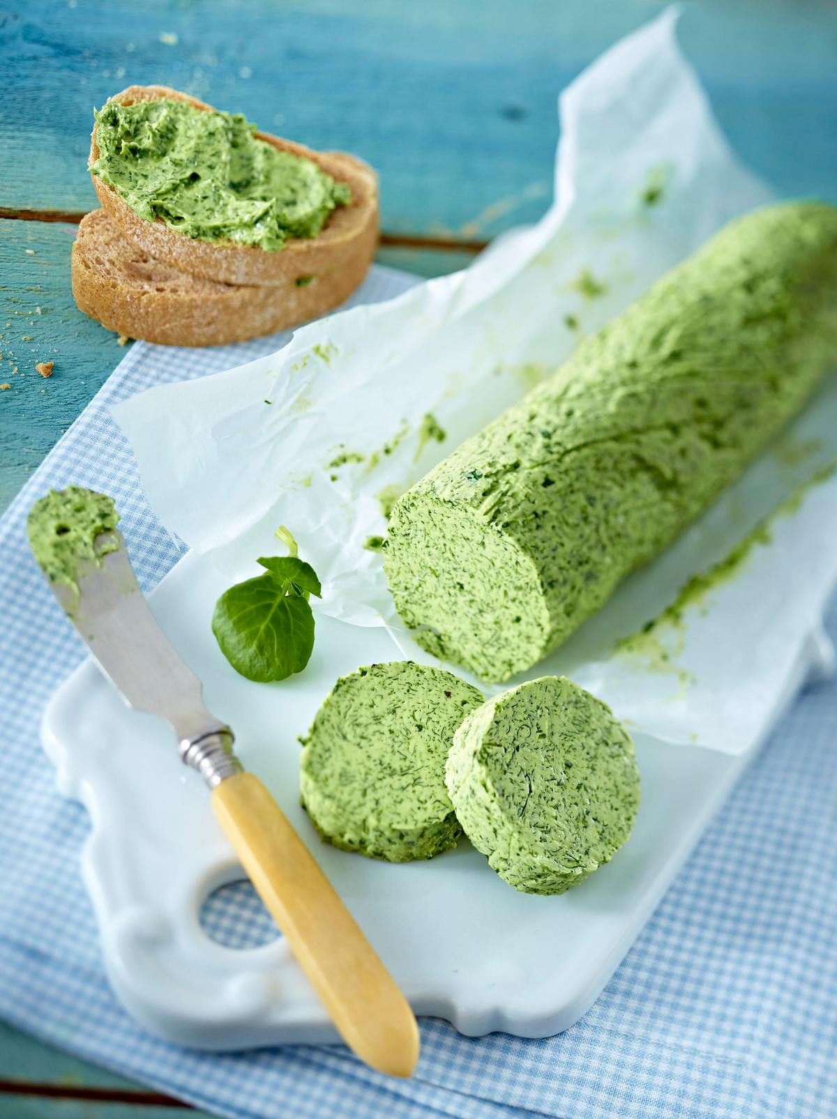 Brunnenkresse-Butter zu frischgebackenem Brot Rezept