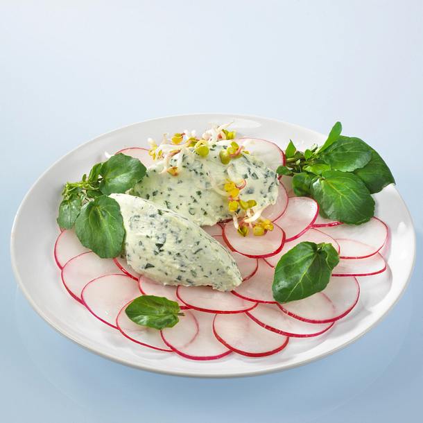 Brunnenkresse-Käsenocken auf Radieschensalat Rezept