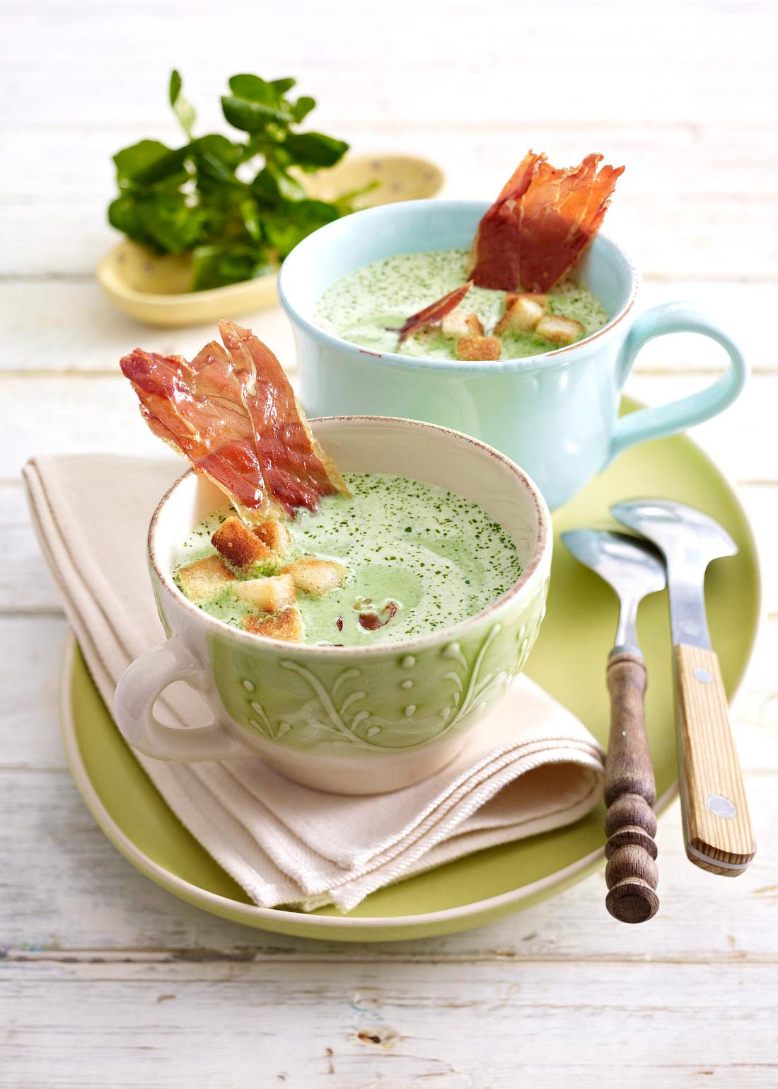 Brunnenkresse-Suppe mit Parmaschinken-Chips und Croûtons Rezept | LECKER
