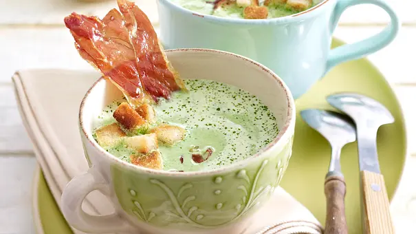 Brunnenkresse-Suppe mit Parmaschinken-Chips und Croûtons Rezept - Foto: LECKER @ Bauer Media Group