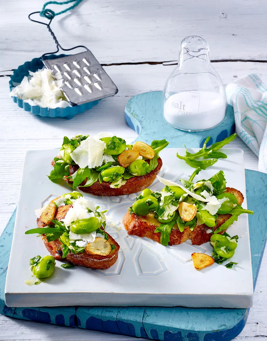 Bruschetta mit dicken Bohnen, Rauke und Pecorino Rezept Bruschetta mit dicken Bohnen, Rauke und Pecorino Rezept
