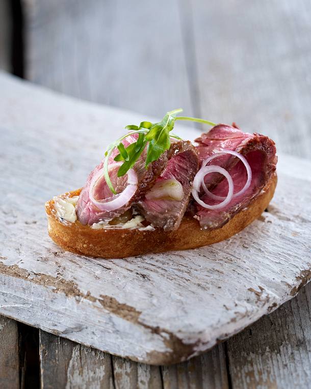 Bruschetta mit Rinderhüftsteak und Schalotten Rezept Bruschetta mit Rinderhüftsteak und Schalotten Rezept