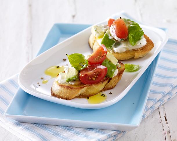 Bruschetta mit Tomate, Avocado, Ricotta und Basilikum Rezept Bruschetta mit Tomate, Avocado, Ricotta und Basilikum Rezept