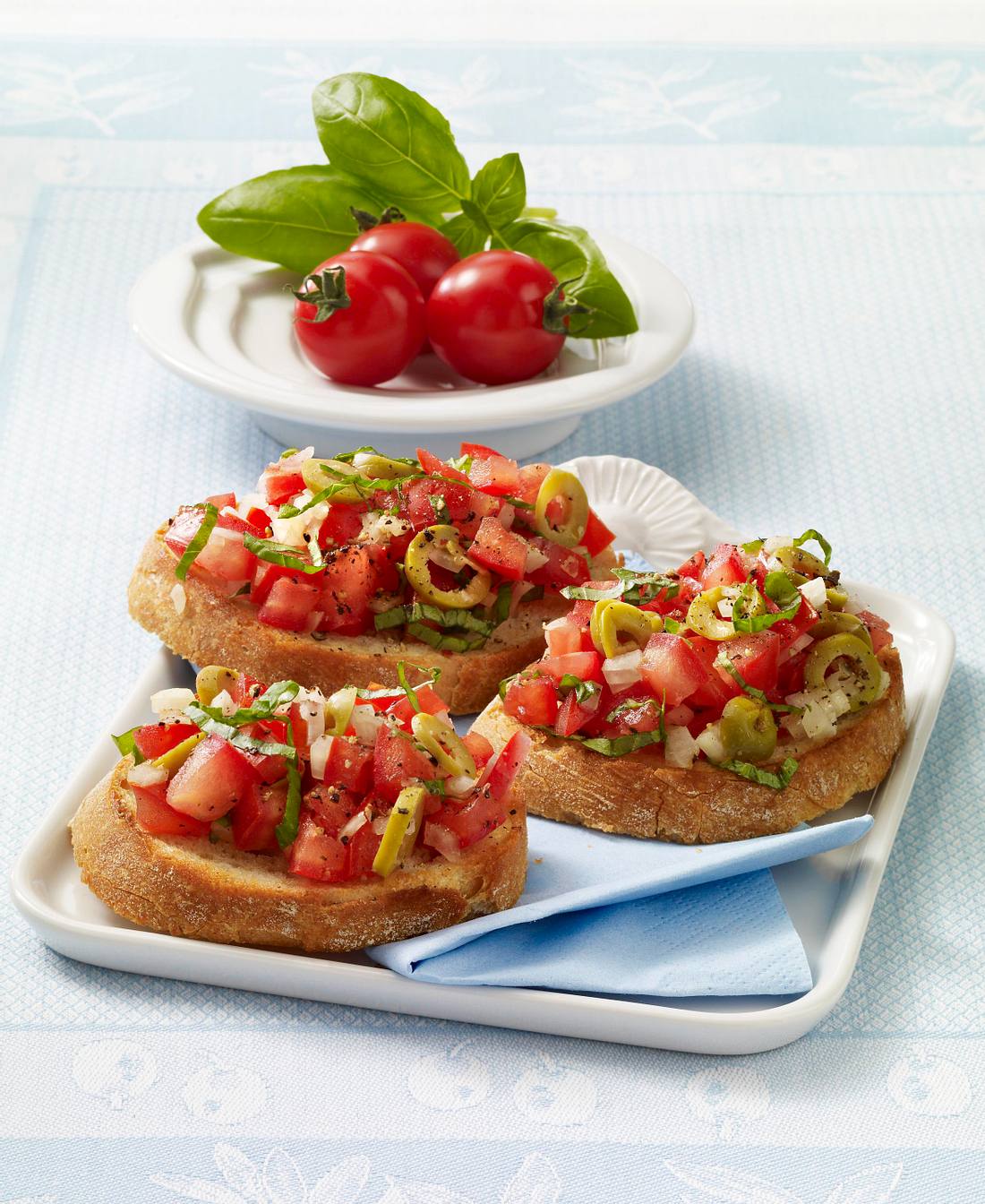 Bruschetta mit Tomaten-Oliven-Püree Rezept | LECKER