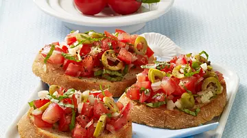 Bruschetta mit Tomaten-Oliven-Püree Rezept - Foto: LECKER @ Bauer Media Group Bruschetta mit Tomaten-Oliven-Püree Rezept - Foto: LECKER @ Bauer Media Group