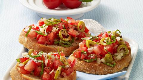 Bruschetta mit Tomaten-Oliven-Püree Rezept - Foto: Först, Thomas