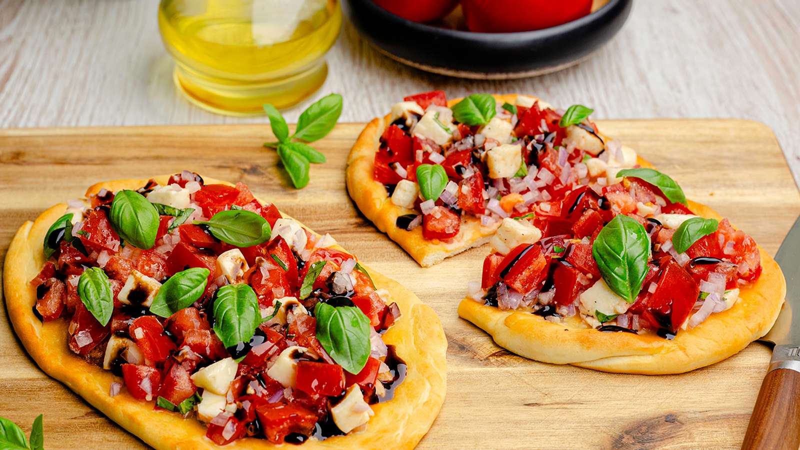 Schnelle Pizza Bruschetta Rezept | LECKER