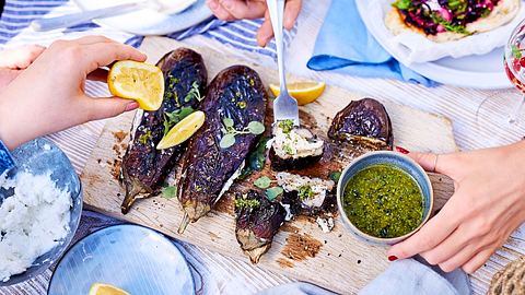 Brutzel-Aubergine im „Greek Style Rezept - Foto: House of Food / Bauer Food Experts KG