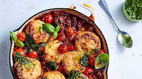 Bubble-up-Bolognese mit Basilikumpesto Rezept - Foto: House of Food / Food Experts KG