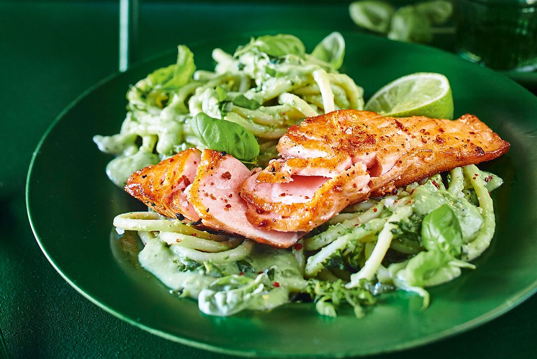 Bucatini mit Avocado-Basilikumsoße und Lachs Rezept | LECKER