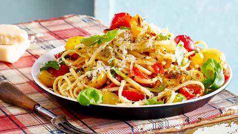 Bucatini mit Outer-Space-Sugo Rezept - Foto: House of Food / Bauer Food Experts KG