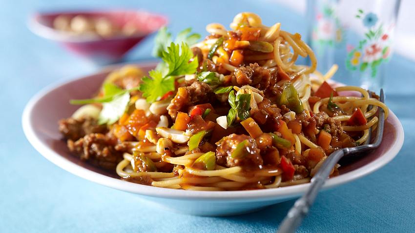 Bucatini mit Thai-Bolognese Rezept - Foto: House of Food / Bauer Food Experts KG