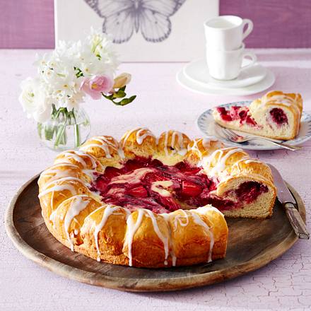 Buchtel-Quarkkuchen mit Beerenfrüchten Rezept Buchtel-Quarkkuchen mit Beerenfrüchten Rezept