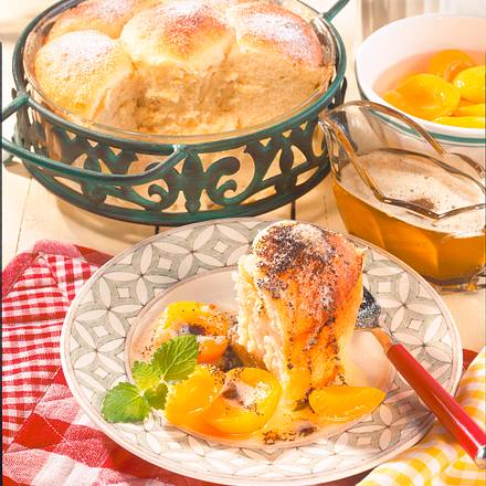 Buchteln mit Aprikosen und Mohnbutter Rezept Buchteln mit Aprikosen und Mohnbutter Rezept