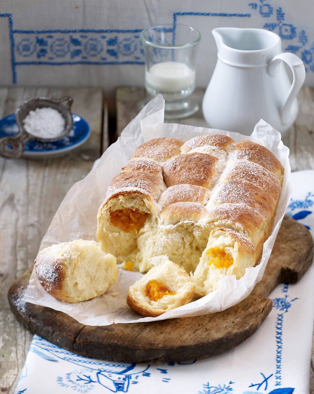 Buchteln mit Aprikosenfüllung Rezept | LECKER