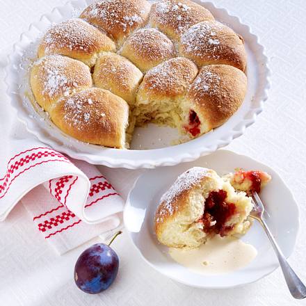 Buchteln mit Kompottfüllung und Zabaione Rezept
