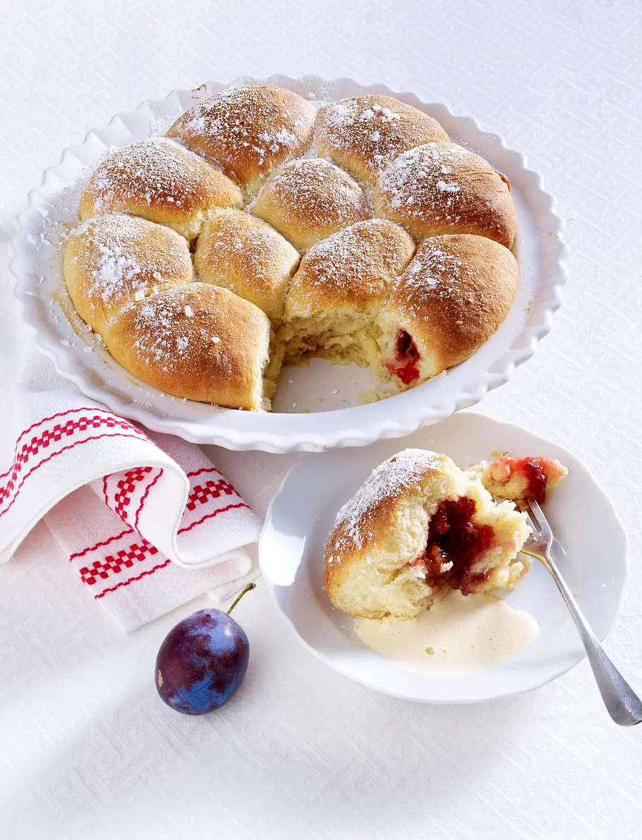 Buchteln mit Kompottfüllung und Zabaione Rezept