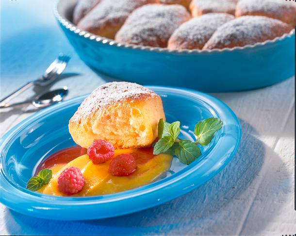 Buchteln mit Mango- und Himbeersoße Rezept