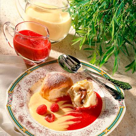 Buchteln mit Nougatfüllung, Vanille- und Himbeersoße Rezept Buchteln mit Nougatfüllung, Vanille- und Himbeersoße Rezept