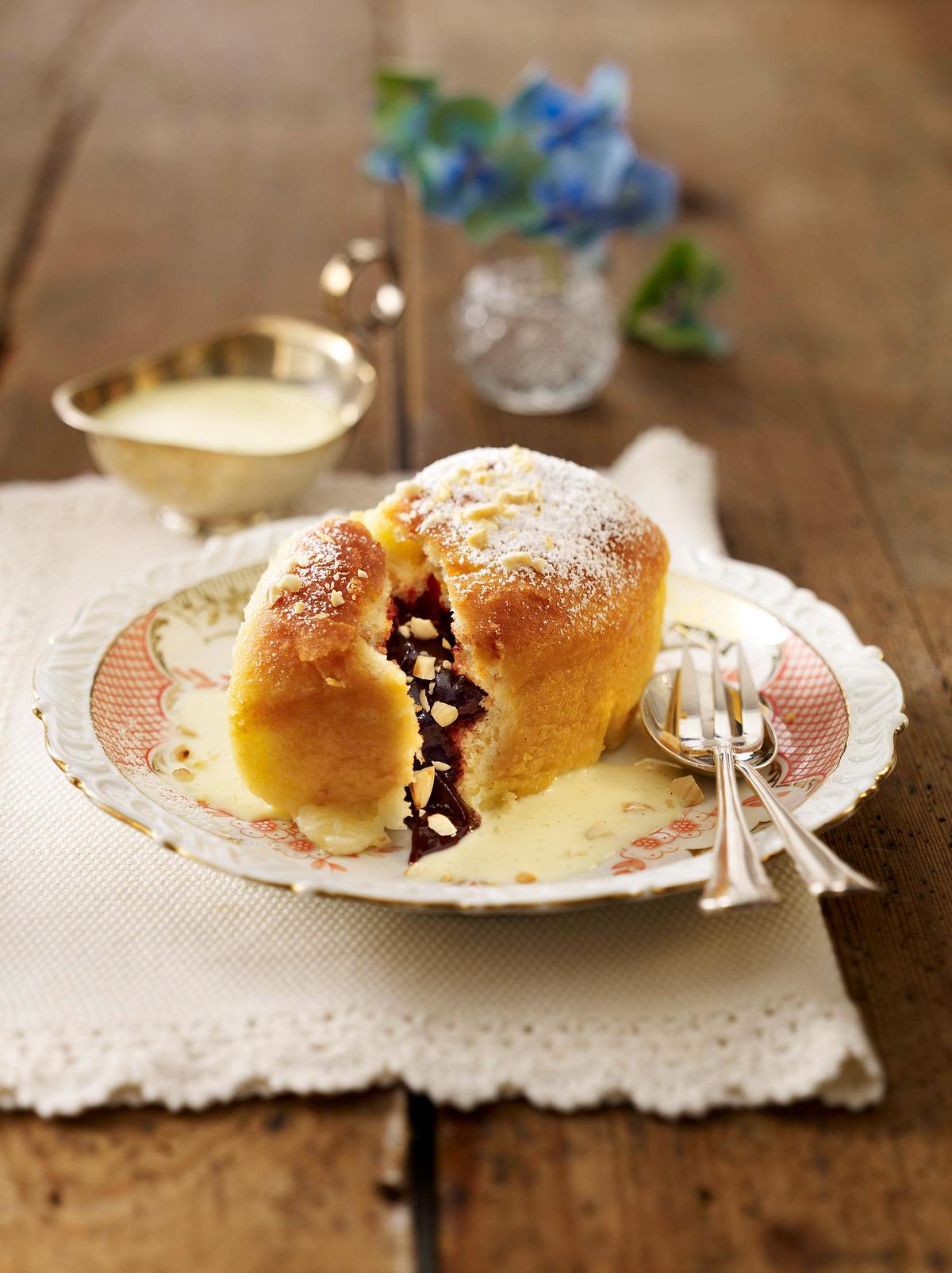 Buchteln mit Pflaumenmus und Vanillesoße Rezept