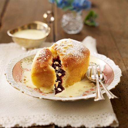 Buchteln mit Pflaumenmus und Vanillesoße Rezept