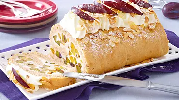 Buchweizen-Biskuitrolle mit Joghurt-Pflaumen-Füllung Rezept - Foto: LECKER @ Bauer Media Group Buchweizen-Biskuitrolle mit Joghurt-Pflaumen-Füllung Rezept - Foto: LECKER @ Bauer Media Group