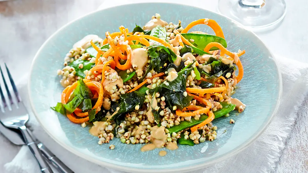 Buchweizen-Bowl mit Möhrenspaghetti Rezept - Foto: LECKER @ Bauer Media Group Buchweizen-Bowl mit Möhrenspaghetti Rezept - Foto: LECKER @ Bauer Media Group