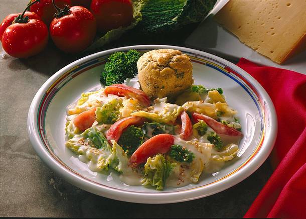 Buchweizenflan mit Wirsing-Tomatengemüse in Käse Rezept Buchweizenflan mit Wirsing-Tomatengemüse in Käse Rezept