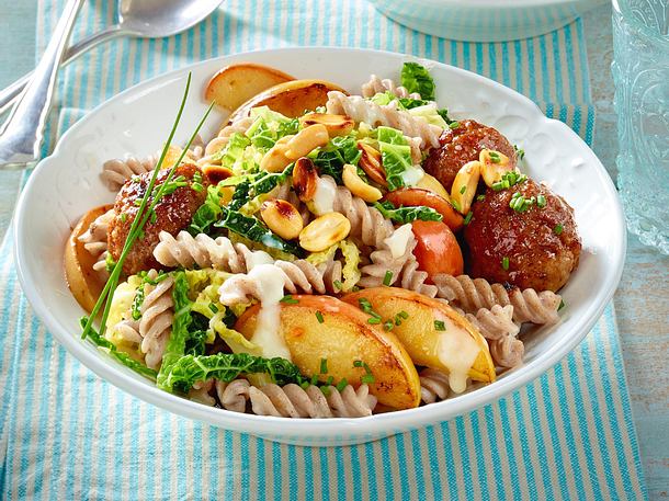 Buchweizennudeln mit Apfel-Wirsinggemüse und Hackbällchen Rezept Buchweizennudeln mit Apfel-Wirsinggemüse und Hackbällchen Rezept