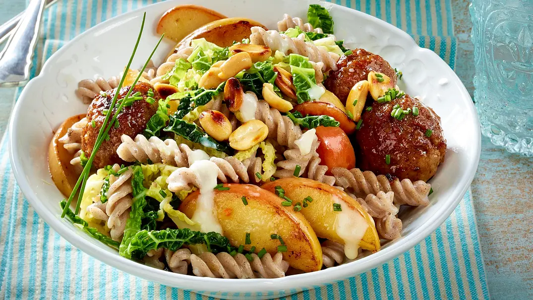 Buchweizennudeln mit Apfel-Wirsinggemüse und Hackbällchen Rezept - Foto: LECKER @ Bauer Media Group Buchweizennudeln mit Apfel-Wirsinggemüse und Hackbällchen Rezept - Foto: LECKER @ Bauer Media Group
