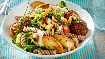 Buchweizennudeln mit Apfel-Wirsinggemüse und Hackbällchen Rezept - Foto: LECKER @ Bauer Media Group Buchweizennudeln mit Apfel-Wirsinggemüse und Hackbällchen Rezept - Foto: LECKER @ Bauer Media Group
