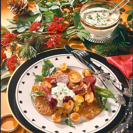 Buchweizenpfannkuchen mit Champignons, Roter Bete und frischen Kräutern Rezept Buchweizenpfannkuchen mit Champignons, Roter Bete und frischen Kräutern Rezept