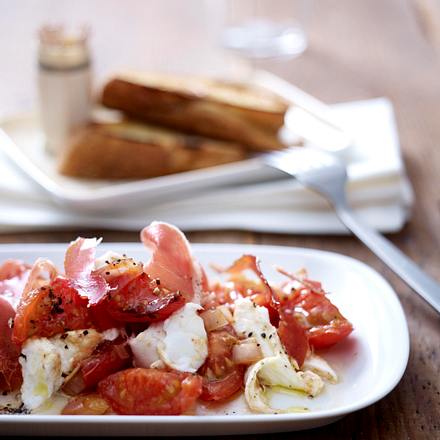Büffelmozzarella mit Tomatenragout, Serrano Schinken und Röstbrot Rezept Büffelmozzarella mit Tomatenragout, Serrano Schinken und Röstbrot Rezept