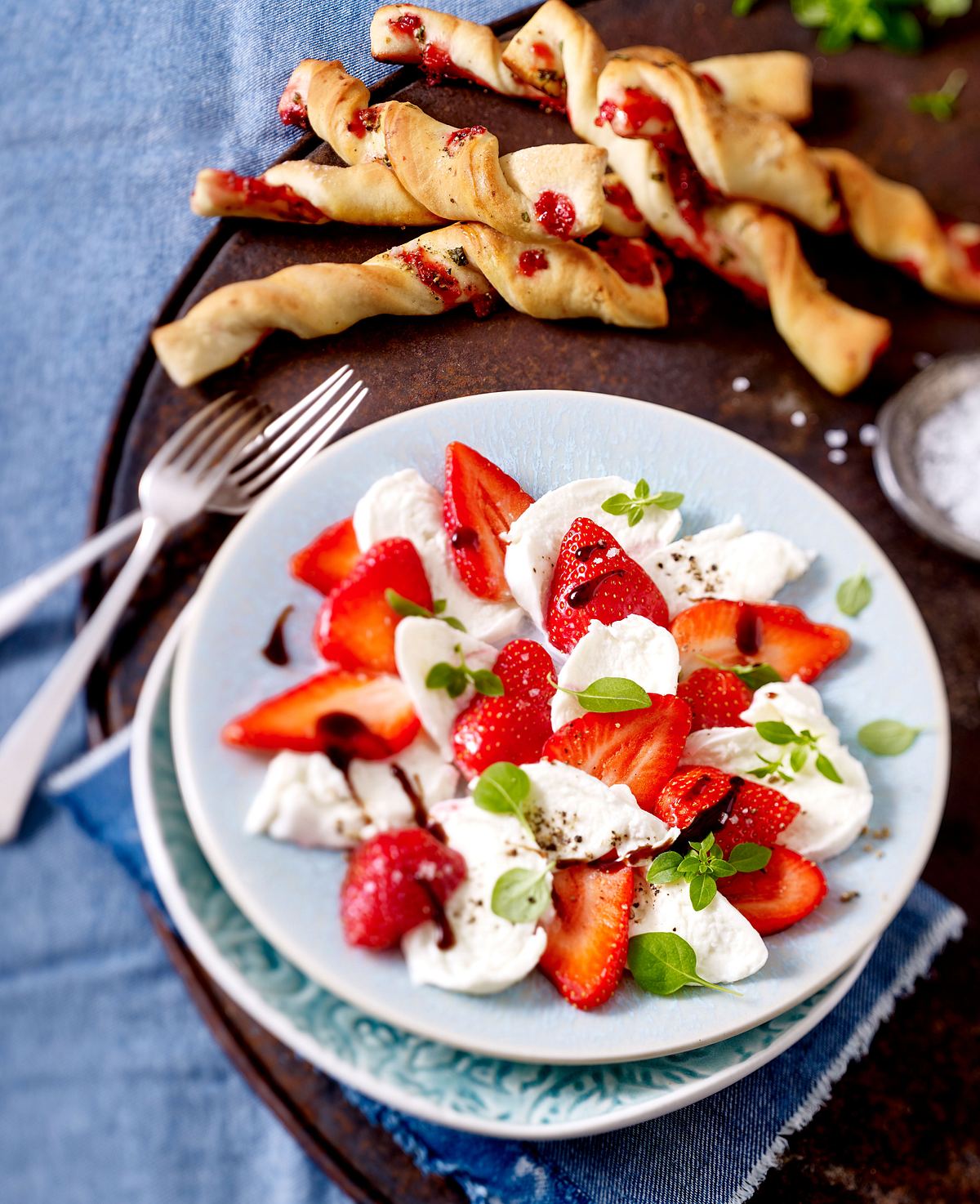 Büffelmozzarella-Erdbeer-Caprese mit Erdbeer-Basilikum-Brotstangen Rezept