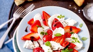 Büffelmozzarella-Erdbeer-Caprese mit Erdbeer-Basilikum-Brotstangen Rezept - Foto: House of Food / Bauer Food Experts KG