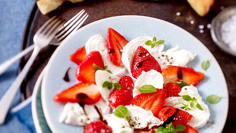 Büffelmozzarella-Erdbeer-Caprese mit Erdbeer-Basilikum-Brotstangen Rezept - Foto: House of Food / Bauer Food Experts KG