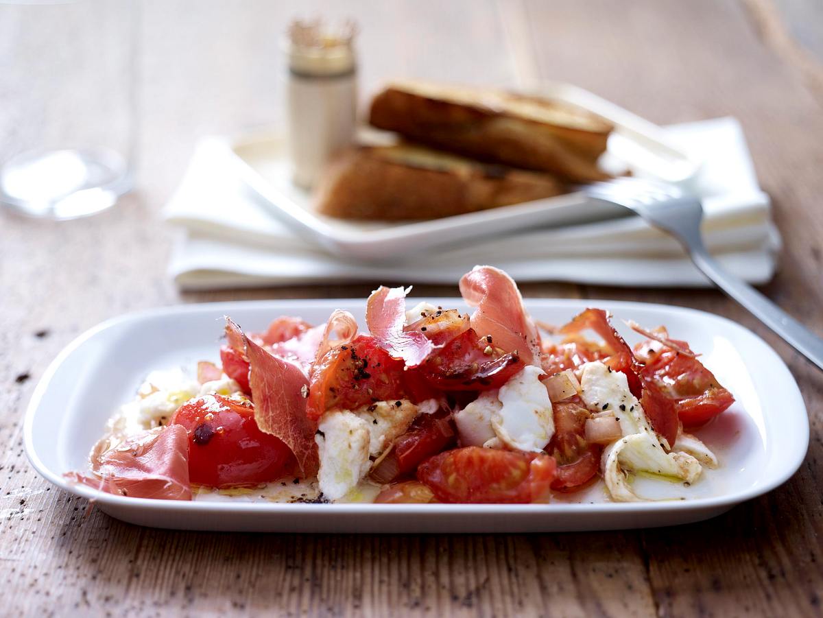 Büffelmozzarella mit Tomatenragout & Serranoschinken Rezept