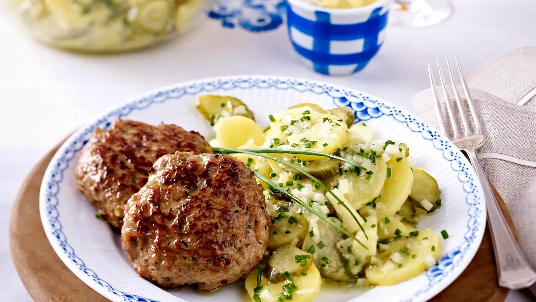 Buletten mit Berliner Kartoffelsalat Rezept - Foto: LECKER @ Bauer Media Group